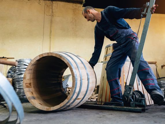 Im Kelterhaus des Kulturzentrums Herrenhof erwartet Sie 2026 eine abwechslungsreiche Station: Das Staatsweingut mit dem Johannitergut präsentiert ausgewählte Weine und informiert über seine Arbeit. Die Handwerkskammer Pfalz ist mit der Beratungsstelle Formgebung vertreten, und die Küfer von Fasswerk aus Annweiler lassen das traditionelle und moderne Küferhandwerk eindrucksvoll lebendig werden.